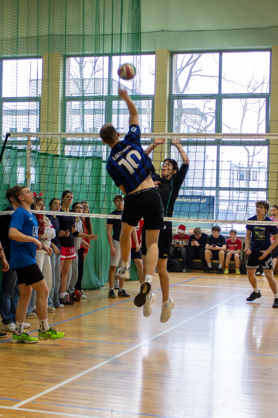 Zdjęcie Mikołajkowy Turniej Piłki Siatkowej 05.12.2025 N-7bdd256bc-ca4d-416f-8942-83f243b6ac08.jpg w galerii VI Mikołajkowy Turniej Piłki Siatkowej Trójek